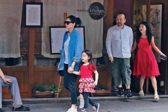 张柏芝带娃蹉跎得还没陈乔恩抗老，AB额前碎发更是暴露了产后烦恼