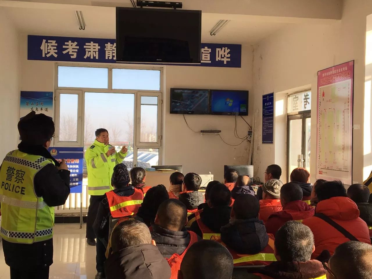 交警大队开展交通文明畅通行动,交警开展文明交通进农村宣教活动