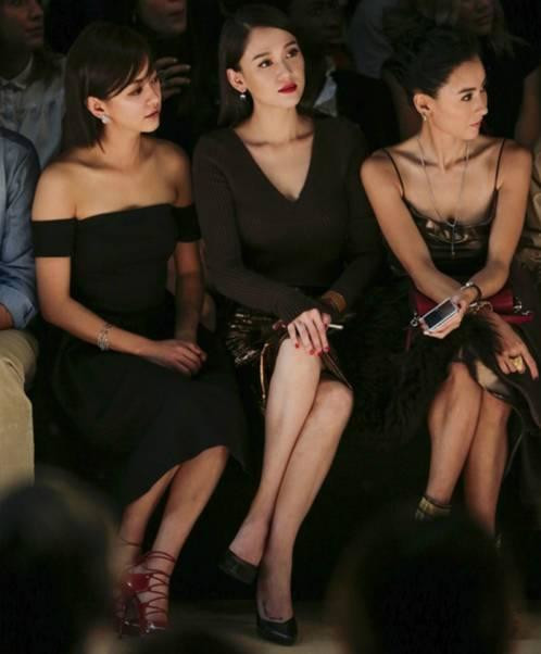 张柏芝带娃蹉跎得还没陈乔恩抗老，AB额前碎发更是暴露了产后烦恼