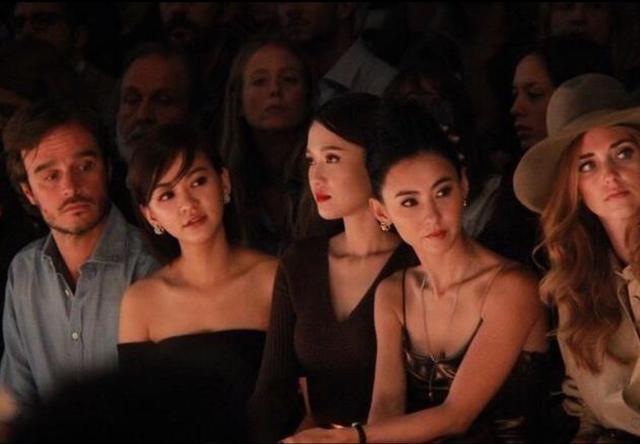 张柏芝带娃蹉跎得还没陈乔恩抗老，AB额前碎发更是暴露了产后烦恼