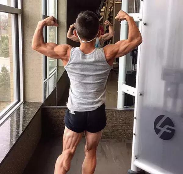 32岁开始健身能练成肌肉男吗,11岁的男孩如何练成肌肉男