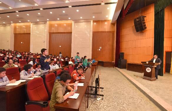 贵州疾控专家进校园:假如室友患了艾滋病你会害怕吗?