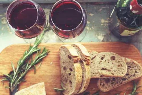 喝完酒牙齿发涩,喝酒后嘴唇紫是什么原因