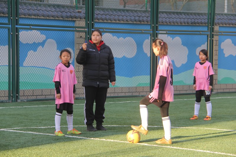 城事｜千里之行始于“足”下回民区钢铁路第二小学举行笼式足球场启动仪式