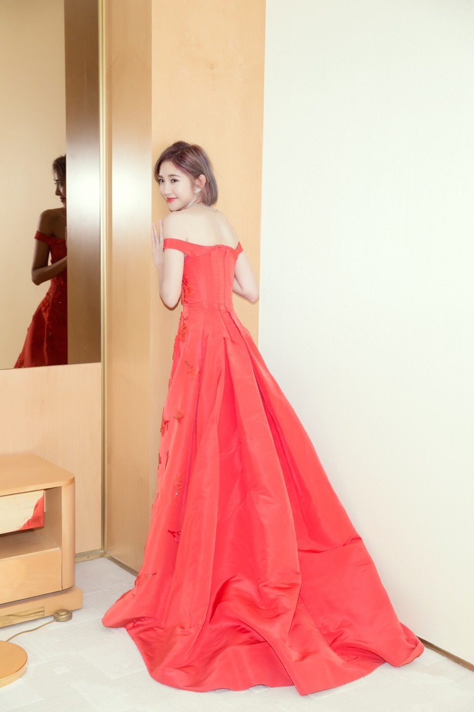 唐艺昕的迷人短发,唐艺昕绿色镂空连衣裙