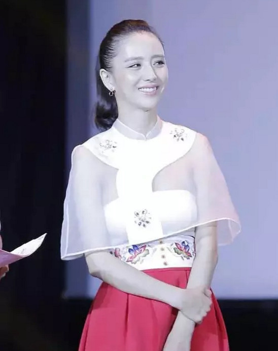 张柏芝带娃蹉跎得还没陈乔恩抗老，AB额前碎发更是暴露了产后烦恼