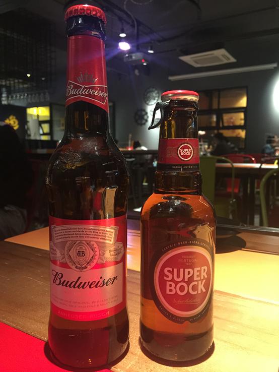 撸串啤酒完美诠释着夏天,撸串喝酒青春不朽