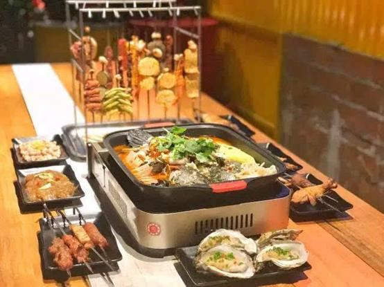 撸串啤酒完美诠释着夏天,撸串喝酒青春不朽