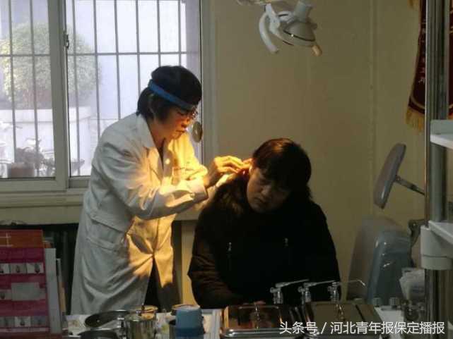 诊室里的“别样风景”——保定甄大夫带着九旬母亲上班