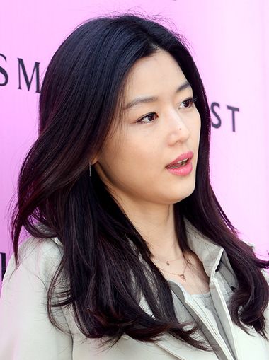 好看的女生微卷发型图片大全集,女生好看中短发发型图片大全