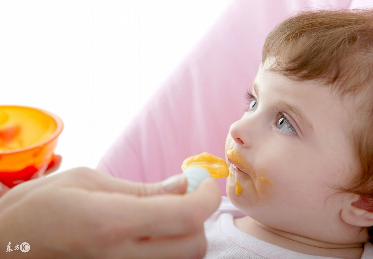 食物嚼碎喂孩子好不好,妈妈嚼碎食物喂孩子健康吗