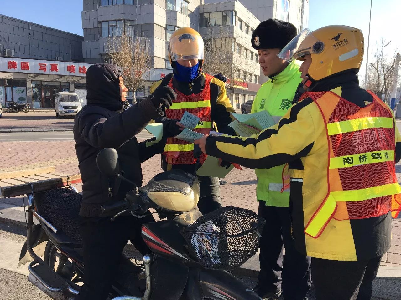 交警大队开展交通文明畅通行动,交警开展文明交通进农村宣教活动