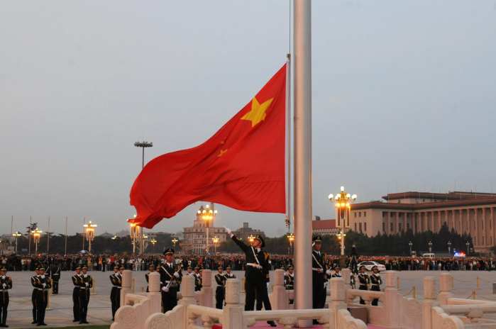 巴厘岛火山喷发了,中国游客被接回家了,日本韩国游客只能干瞪眼