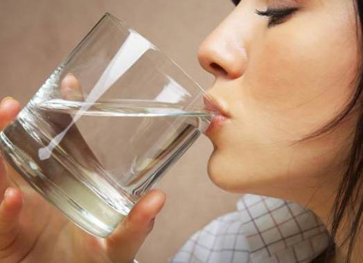 秋天嘴皮干燥起皮什么原因,秋天皮肤干燥起皮用什么护肤品