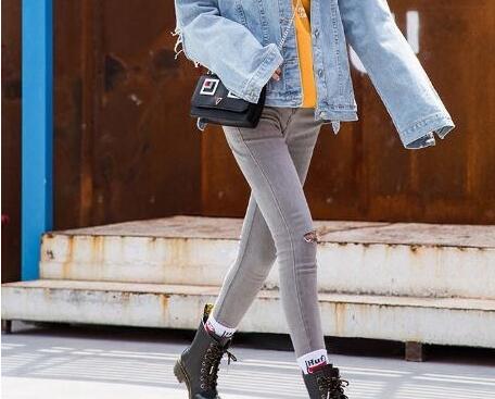 马丁靴要穿大一码的还是合脚的,马丁靴要选大一码吗