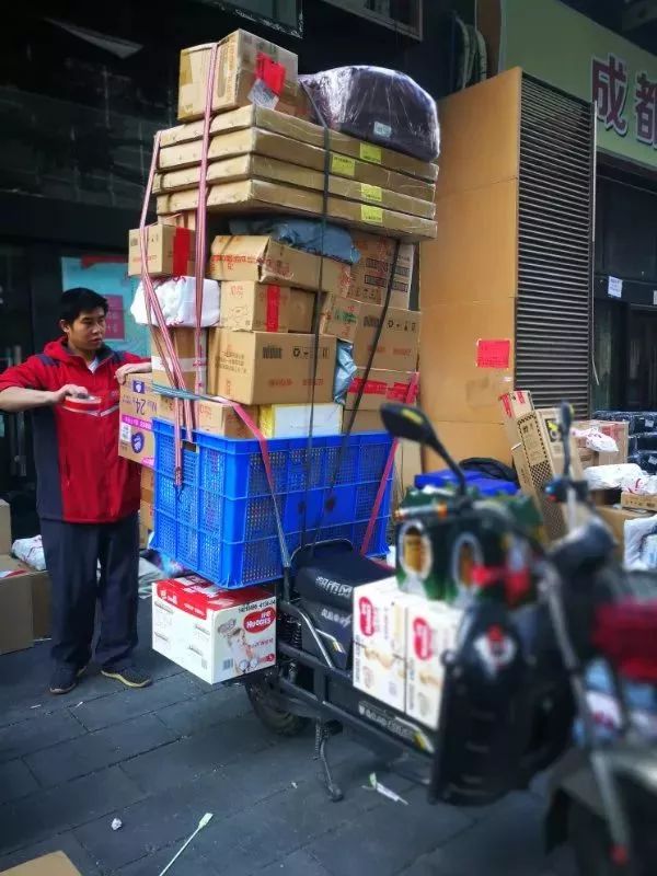 您的快递已到达请及时取件,您的快递已在路上