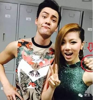 图嗨森丨看男神们用“绅士手”维持风度！女子晒与宋仲基“结婚证”惹怒父亲！