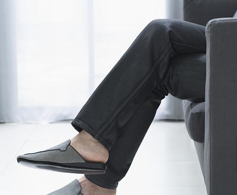 黑色裤子粘毛怎么洗能彻底解决,黑色纯棉裤子粘毛怎么解决