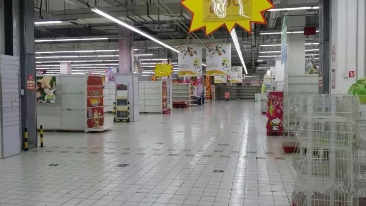 沈阳这家超市货柜空空荡荡，停业在即，两天前马云才入了股