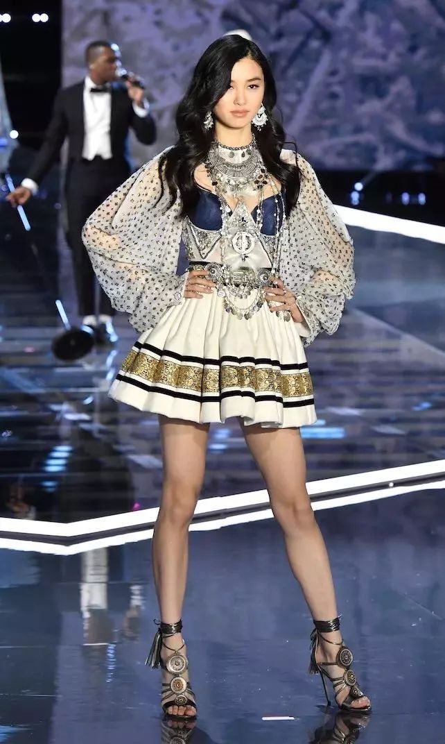 被大长腿包围什么感觉我不知，但维密同款“独角兽卷”你3步就能GET！