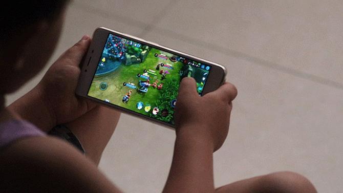 恒生突破30000点,恒生指数涨逾1%重返25000点关口