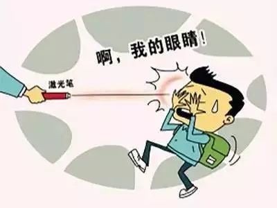 小孩玩激光笔照瞎了,男童玩激光笔已经眼睛受伤视频