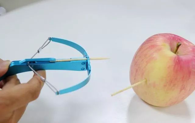 小孩玩激光笔照瞎了,男童玩激光笔已经眼睛受伤视频