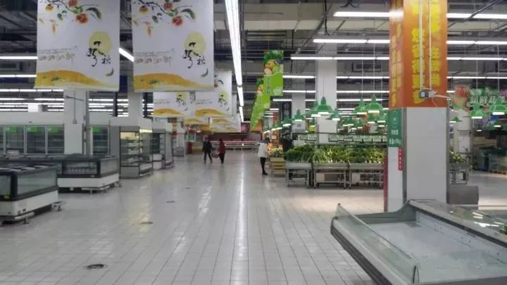 沈阳这家超市货柜空空荡荡，停业在即，两天前马云才入了股