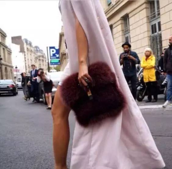 冬天的包包没点毛还能叫时髦？