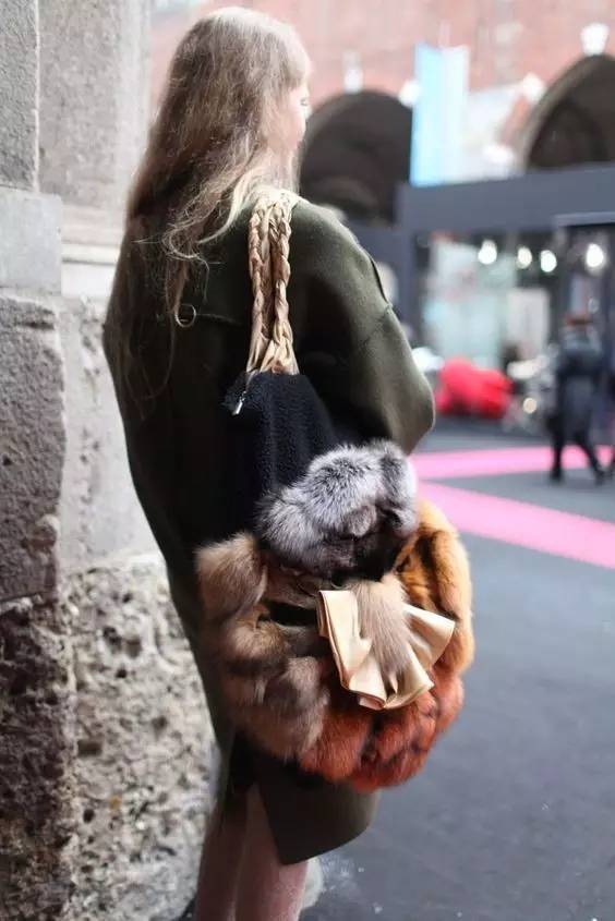 冬天的包包没点毛还能叫时髦？