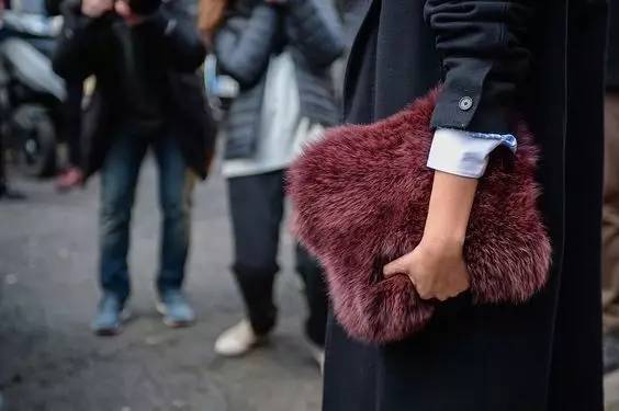 冬天的包包没点毛还能叫时髦？