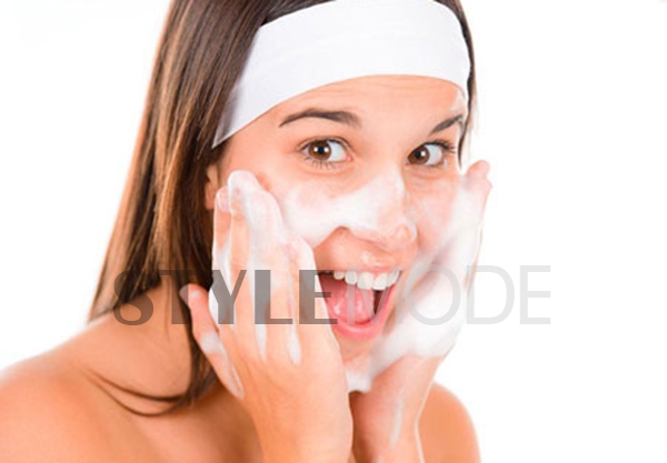 正确的洗脸方法实现高效护肤,痘痘肌肤用什么洗脸最好