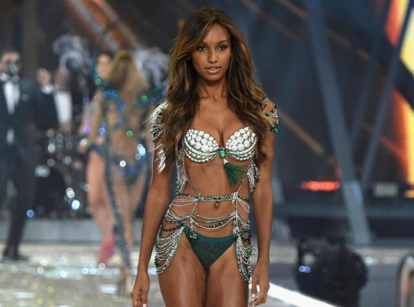 维密大秀内衣模特,维密镶钻文胸秀