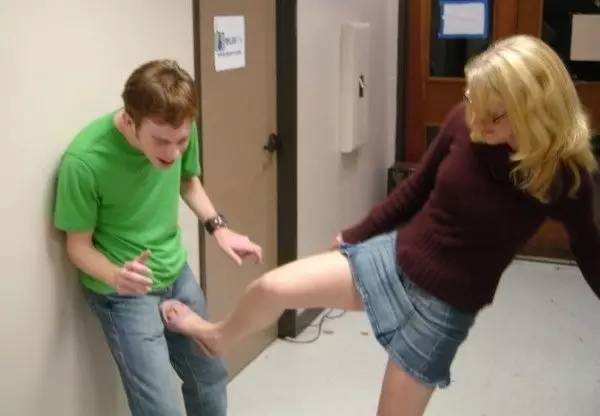 生孩子疼还是被踢一下疼,是生孩子疼还是被踢到更疼