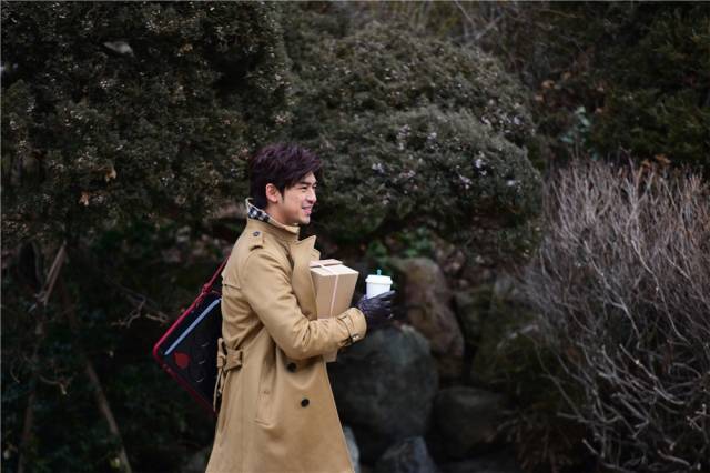 他恋过范冰冰，深爱林依晨，如今与宋智孝高调跨国恋！