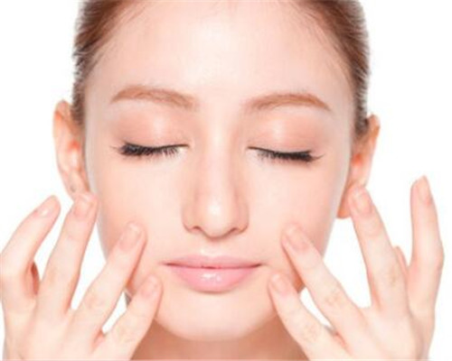 女士脸上长痘痘的原因和解决方法,脸上经常长痘痘的原因和治疗方法