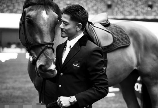 曾经的舞王，日本女星投怀送抱，如今只能靠网红上头条