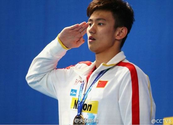 这位中国军人比任何韩国欧巴都帅，不然韩国国民女神为啥钟情他