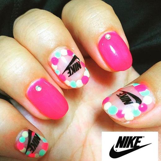 当女人味十足的指彩遇上了男孩风十足的运动品牌会怎么样?