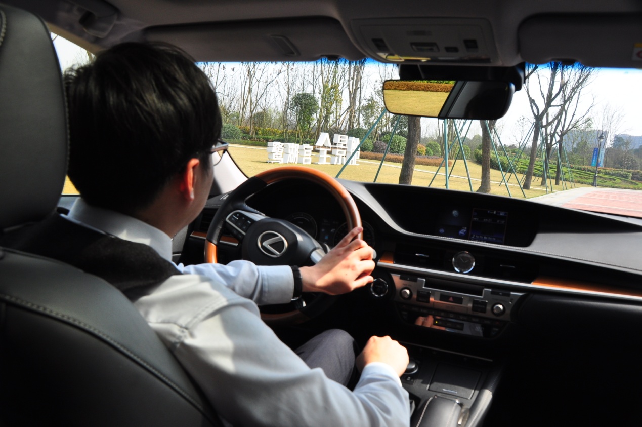 别以为雷克萨斯ES300h就只是省油