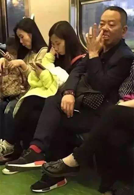 阿迪达斯nmd鞋会越穿越松吗,阿迪达斯tf成人足球鞋