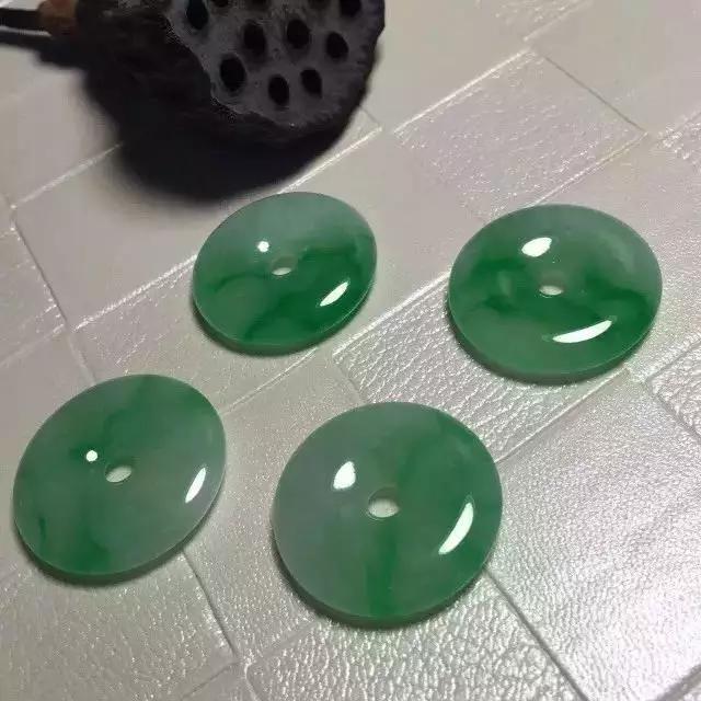 翡翠的翠性特征是显什么颜色的,翡翠翠性怎么观察