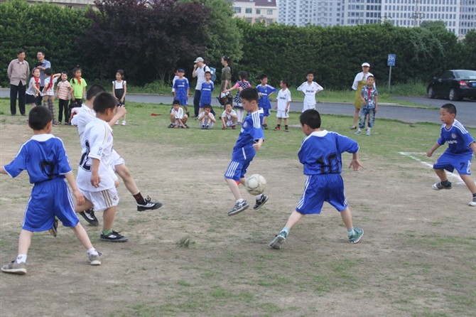 中国培养孩子踢足球得需要多少钱,中国孩子在欧洲踢球花多少钱