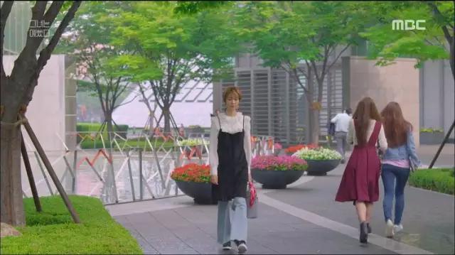 外国人穿的吊带裙,全世界都在穿的衣服