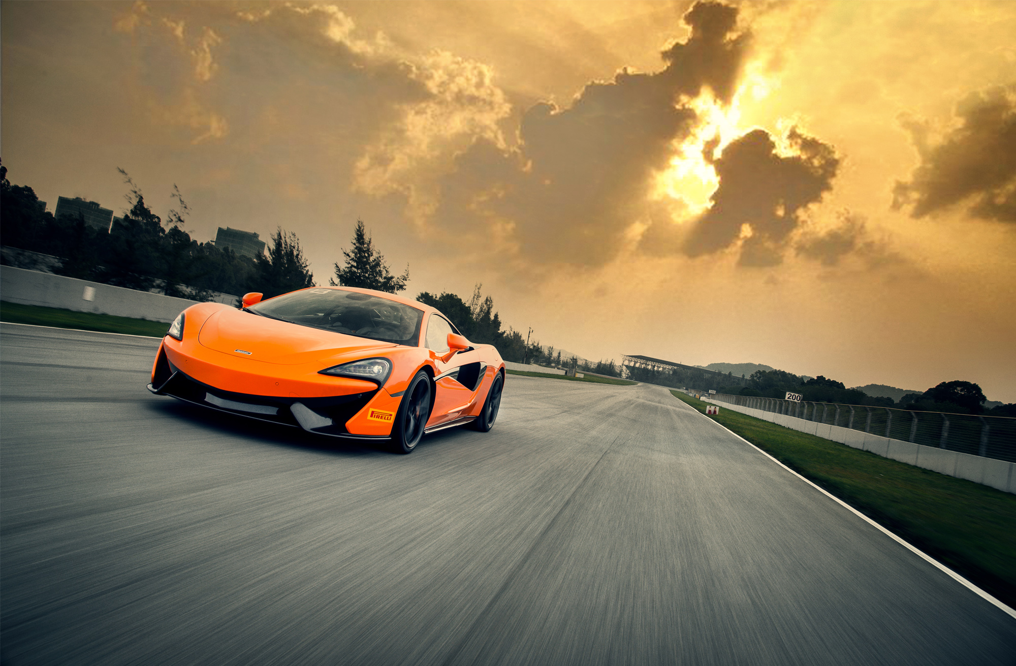 五号车论试驾迈凯伦570s,美女开迈凯伦570s