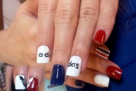 当女人味十足的指彩遇上了男孩风十足的运动品牌会怎么样?