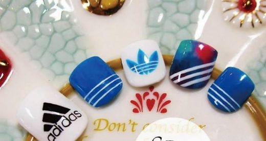 当女人味十足的指彩遇上了男孩风十足的运动品牌会怎么样?