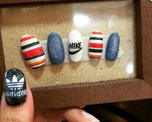 当女人味十足的指彩遇上了男孩风十足的运动品牌会怎么样?