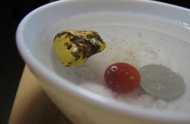 琥珀蜜蜡飘花怎么鉴别真假,蜜蜡琥珀的真假鉴定