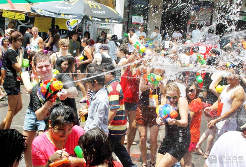 泰国泼水节过了还有必要去吗,在泰国遇到泼水节会不会随便泼